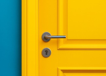 Покраска пластиковых дверей